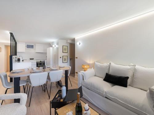 un salon avec un canapé blanc et une table dans l'établissement Appartement Rénové au Centre de Courchevel 1850, Proche des Pistes et Commerces - FR-1-564-80, à Courchevel