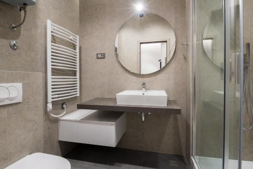 uma casa de banho com um lavatório e um espelho em Seascape Luxury Rooms em Split