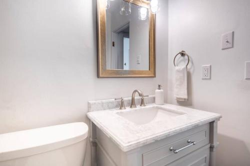 Vannituba majutusasutuses “Hole in the Bottle” Dog-Friendly Retreat Near Wineries/Spire/GOTL