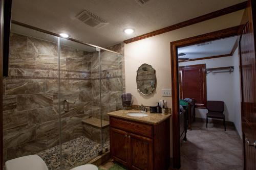 Koupelna v ubytování Calcasieu Lodge