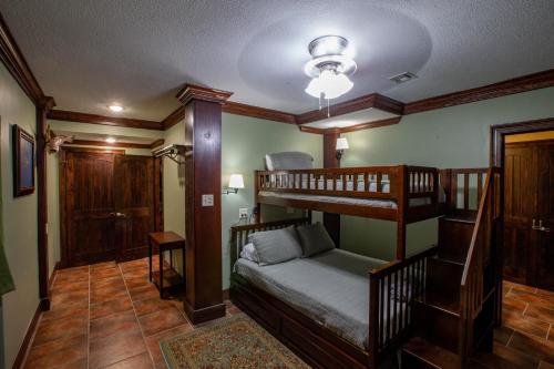 um quarto com um beliche e uma escada em Calcasieu Lodge em Hackberry