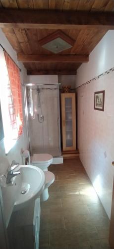 a bathroom with two sinks and a shower at Il Vecchio Fienile in Millesimo