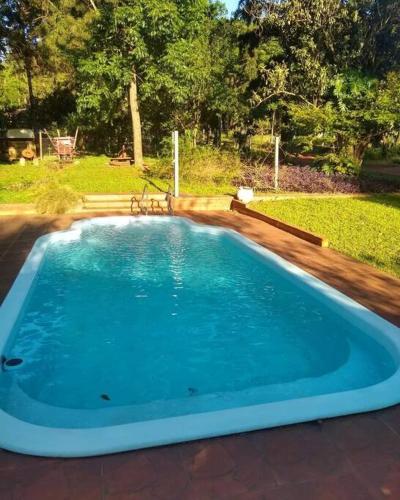 une grande piscine bleue dans une cour dans l'établissement Departamento Luminoso, à Montecarlo