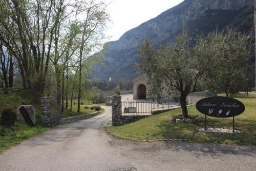 een oprit met een bord voor een gebouw bij Agriturismo Antico Fenilon in Brentino Belluno