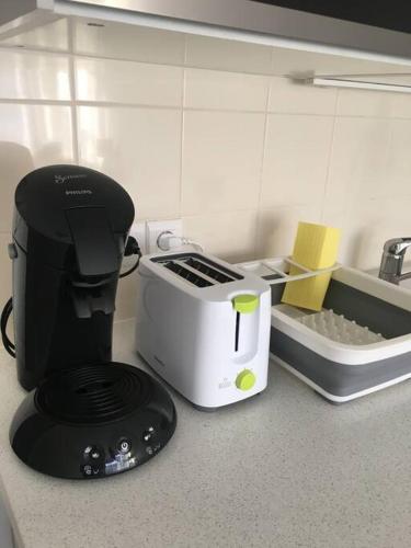 une cafetière posée sur un comptoir dans une cuisine dans l'établissement les marmottes du lac, à Annecy