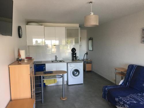 małą kuchnię z pralką w pokoju w obiekcie Très beau studio au Grau du Roi tout équipé 33m2 w mieście Le Grau-du-Roi