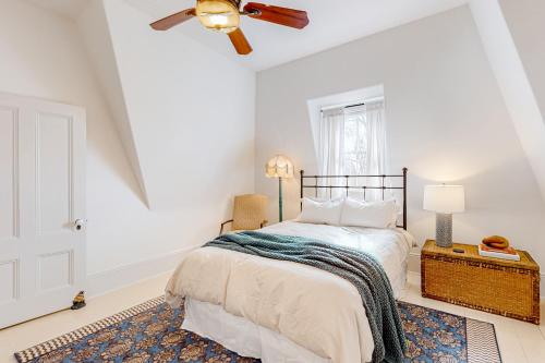 Ein Bett oder Betten in einem Zimmer der Unterkunft Old Mansard