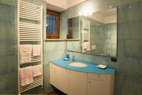 y baño con lavabo y espejo. en Villa Gaia en Stresa