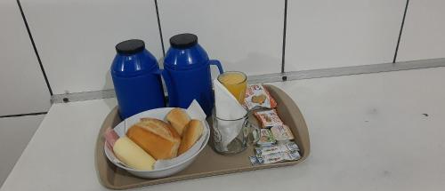 ein Tablett mit Brot und 2 Flaschen Saft und Getränke in der Unterkunft Hotel Golf II in São Paulo