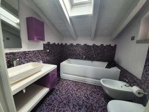 uma casa de banho com uma banheira, um lavatório e um WC. em Villa Maya em Mergozzo