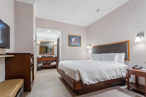 Wyndham Garden Baronne Plaza Image