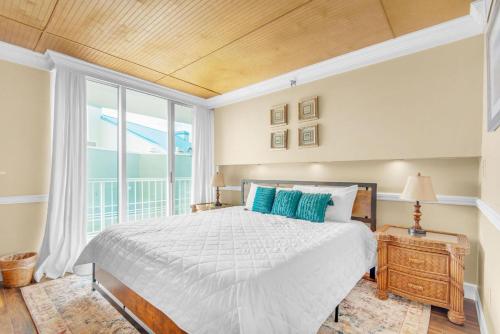 - une chambre avec un lit et une grande fenêtre dans l'établissement Tristan Towers unit 1B, à Pensacola Beach