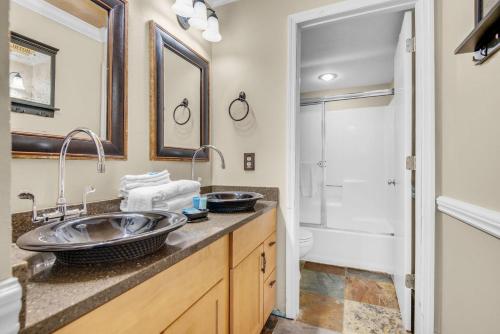 La salle de bains est pourvue d'un lavabo et d'une douche. dans l'établissement Tristan Towers unit 1B, à Pensacola Beach