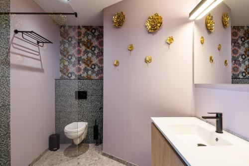 uma casa de banho com um lavatório e um WC em Boutique hotel Sies em Watervliet