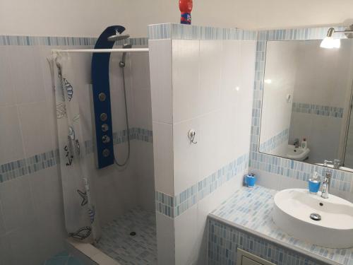 ein Bad mit einer Dusche und einem Waschbecken in der Unterkunft Casa Maria Sofia in Triscina