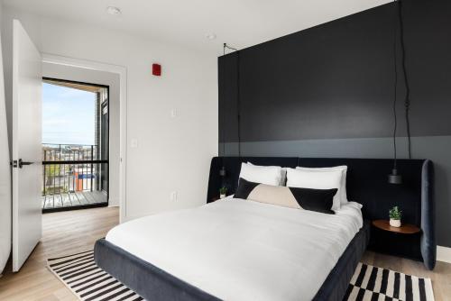 Un dormitorio con una cama grande con cabecero negro. en The Eighteen by Mint House, en Nashville