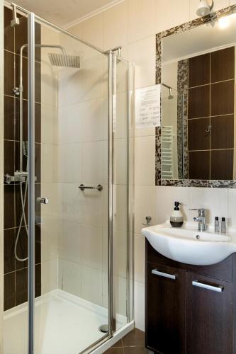 a bathroom with a shower and a sink at Pensjonat Orle in Krynica Zdrój