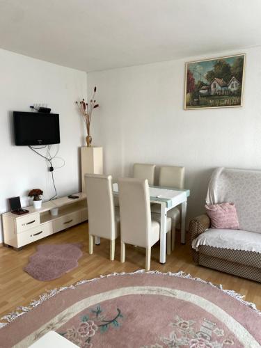 uma sala de estar com uma mesa e um sofá em Prenoćište Delija 020 em Sjenica