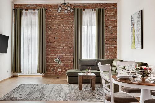 uma sala de estar com um sofá e uma mesa em ARI Central Green Apartment em Arad