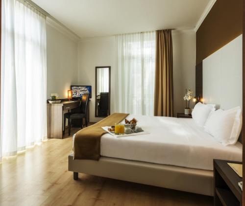Een bed of bedden in een kamer bij Ambassador-Monaco