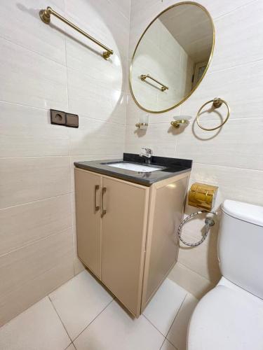 W łazience znajduje się umywalka, lustro i toaleta. w obiekcie Appartement calme à Fès w Fezie