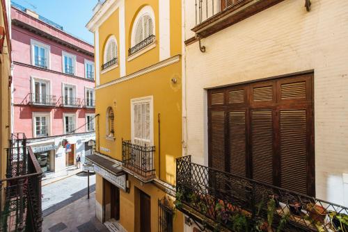 HomeySeville- Bright Apartment at Santa Cruz 6 pax, Parking Optional