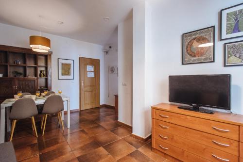 HomeySeville- Bright Apartment at Santa Cruz 6 pax, Parking Optional
