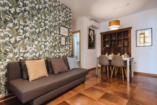 HomeySeville- Bright Apartment at Santa Cruz 6 pax, Parking Optional
