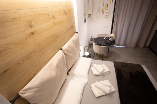 Un pat sau paturi într-o cameră la LUXURY SUITE SANT ISIDORO