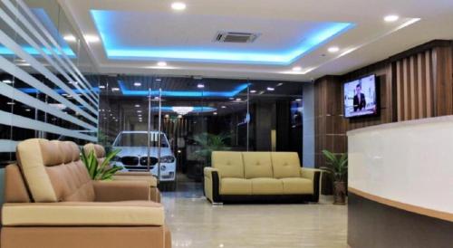 um lobby com sofás e um carro na parede em ECO HOTEL at BUKIT BINTANG em Kuala Lumpur