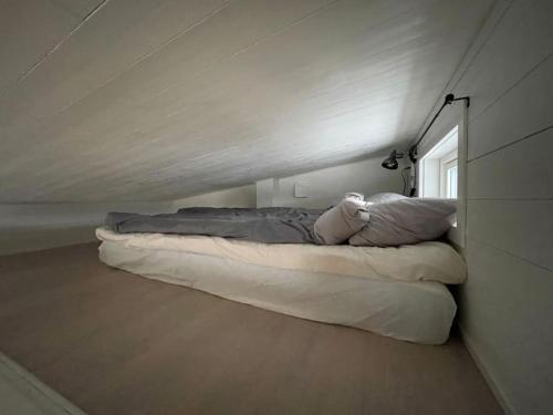 een groot bed in een kamer met een raam bij Solbergs, fint attefallshus i Vik, Åre in Åre
