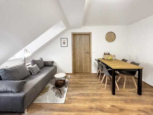 ein Wohnzimmer mit einem Sofa und einem Tisch in der Unterkunft Apartment KATRIN 2 in Karlsbad