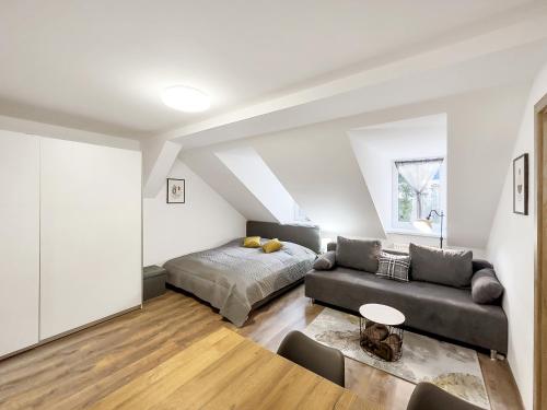 ein Wohnzimmer mit einem Bett und einem Sofa in der Unterkunft Apartment KATRIN 2 in Karlsbad