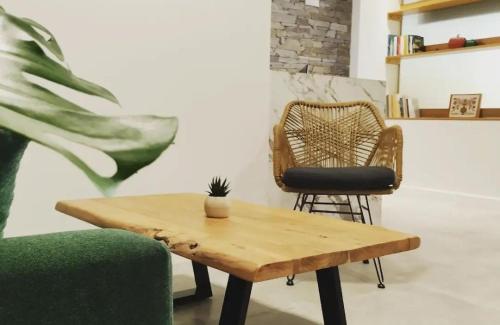 stolik kawowy i krzesło w pokoju w obiekcie Amimaya Apartments w mieście Emporeiós