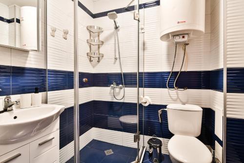 uma casa de banho com um chuveiro, um WC e um lavatório. em Varna beach flat 1 em Varna