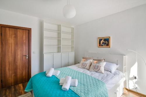 1 dormitorio con 1 cama con 2 toallas en Varna beach flat 1, en Varna