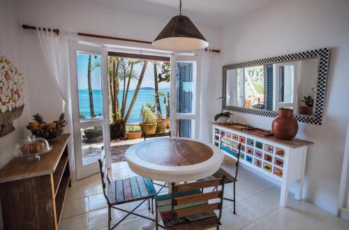 Habitación con vistas al océano y baño con bañera grande. en BlowShow Casa I, en Ilhabela