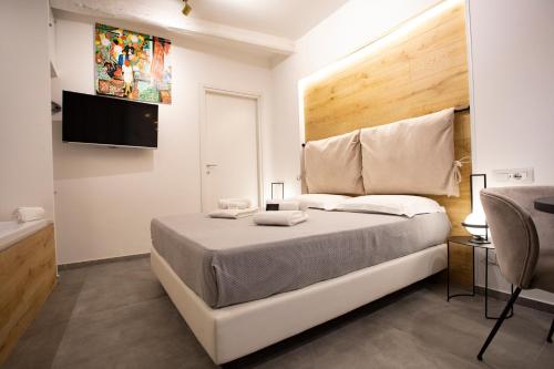een slaapkamer met een bed, een bad en een televisie bij LUXURY SUITE SANT ISIDORO in Palermo