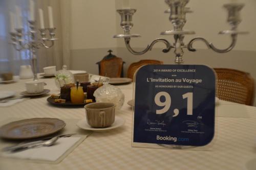 un panneau posé sur une table dans l'établissement L'Invitation au Voyage, à Bordeaux