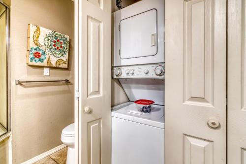 uma pequena casa de banho com uma máquina de lavar e secar roupa branca em Lakefront Condo at Diamond Resort! em Branson