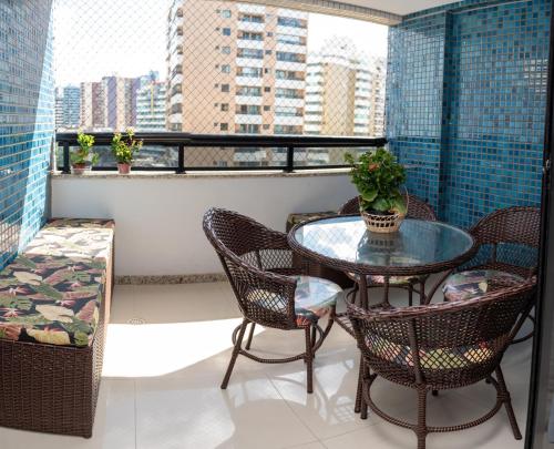 a balcony with a table and chairs on a balcony at Apartamento Auto padrão 2 quartos vista mar praia da armação in Salvador
