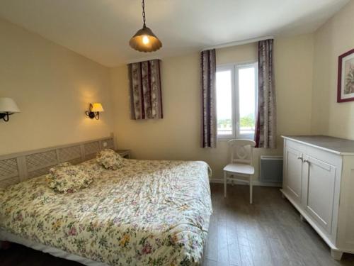 een slaapkamer met een bed, een stoel en een raam bij Maison 3 pièces domaine golf Pont Royal in Mallemort