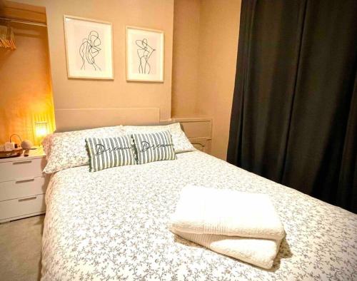 ein Schlafzimmer mit einem Bett mit zwei Handtüchern darauf in der Unterkunft Newly refurbished, central apartment with permit parking in Bath