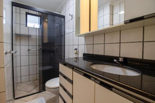 uma casa de banho com um lavatório e um WC em BK91 - Próx Calçadão, Sacada, 3 Dorm, Garagem em Balneário Camboriú