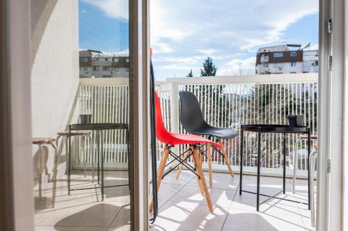 En balkon eller terrasse på High-End Spacious Apartment next to City Mall