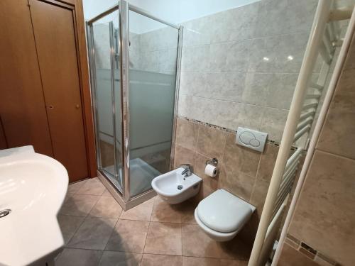 a bathroom with a shower and a toilet and a sink at Appartamento I Castagneti in Pasturo