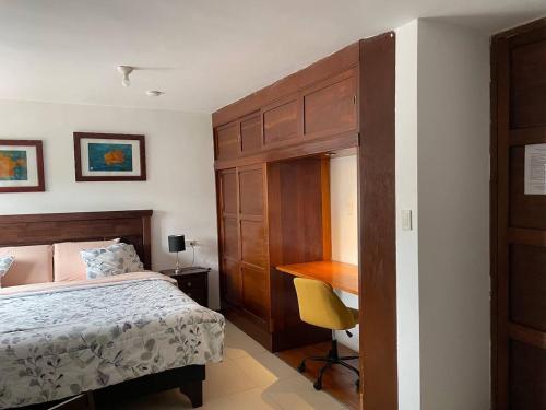1 dormitorio con cama y escritorio en Charming and impeccable 1-Bed Studio in Huanchaco, en Huanchaco