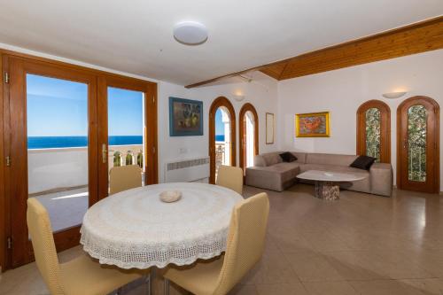 uma sala de estar com uma mesa e um sofá em Apartment Kekia em Dubrovnik
