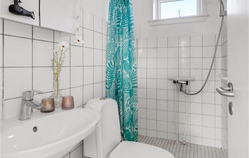 Koupelna v ubytování 2 Bedroom Stunning Home In Svaneke