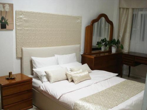 เตียงในห้องที่ GARDEN HOUSE/THESSALONIKI/WiFi
